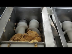 bánh quy với bàn chải trứng và xếp đĩa