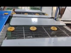 chỉ phết sô cô la lên mặt dưới của bánh donut